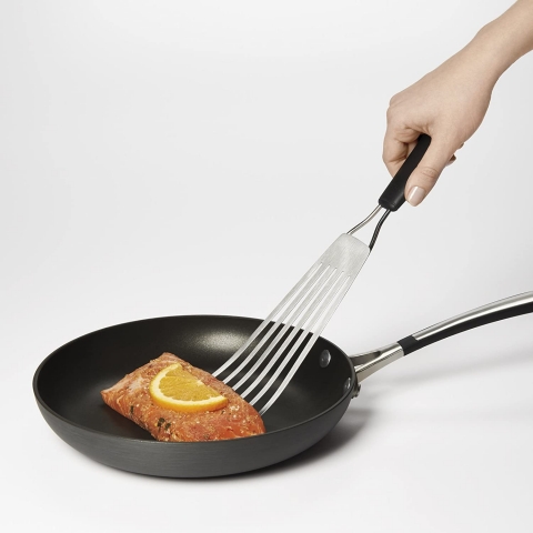 OXO Paslanmaz elik Delikli Spatula(Siyah/Gm)